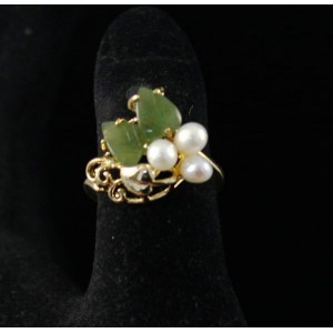 Кольцо с жемчугом белым и нефритом "3 жемчужины 2 листа сердечко"
