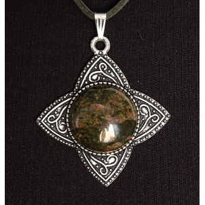 Кулон из унакита 