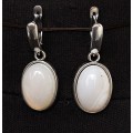 Серьги из агата белого, простой овал 18х13мм, швензы посеребрение
