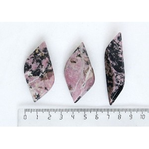 Брошь из родонита, разные формы