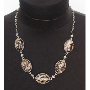 Колье из родонита, овалы 25х18мм, 5 камней, на цепочке