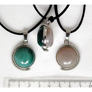 Кулон из агата зеленого (тонировка) и агата серого, круг 20мм, оправа "глобус", двусторонний