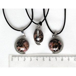 Кулон из родонита, круг 20мм, оправа "глобус", двусторонний