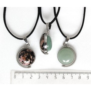 Кулон из родонита и авантюрина зеленого, круг 20мм, оправа "глобус", двусторонний