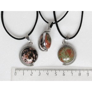 Кулон из родонита и унакита, круг 20мм, оправа "глобус", двусторонний