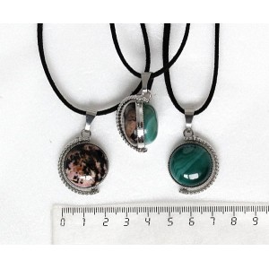 Кулон из родонита и агата зеленого (тонировка), круг 20мм, оправа "глобус", двусторонний