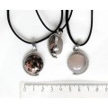 Кулон из родонита и агата серого, круг 20мм, оправа "глобус", двусторонний