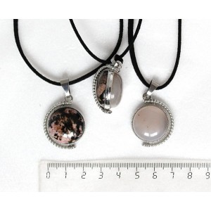 Кулон из родонита и агата серого, круг 20мм, оправа "глобус", двусторонний