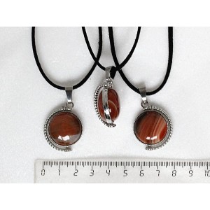 Кулон из сердолика полосатого, круг 20мм, оправа "глобус", двусторонний