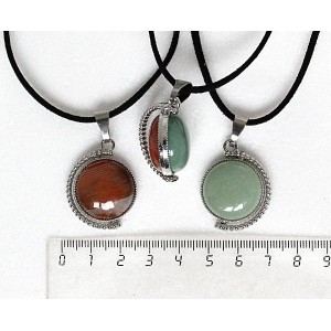 Кулон из сердолика полосатого и авантюрина зеленого, круг 20мм, оправа "глобус", двусторонний