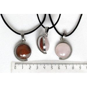 Кулон из сердолика полосатого и кварца розового, круг 20мм, оправа "глобус", двусторонний