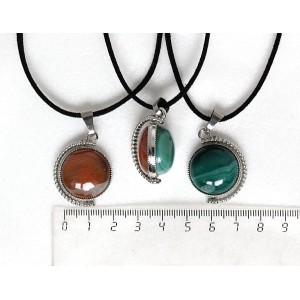 Кулон из сердолика полосатого и агата зеленого (тонировка), круг 20мм, оправа "глобус", двусторонний