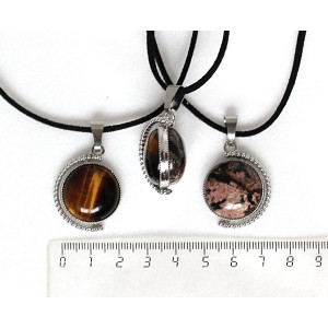 Кулон из тигрового глаза и родонита, круг 20мм, оправа "глобус", двусторонний