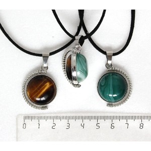 Кулон из тигрового глаза и агата зеленого (тонировка), круг 20мм, оправа "глобус", двусторонний