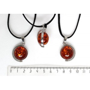 Кулон из янтаря коньячного (переплавленного), круг 20мм, оправа "глобус", двусторонний