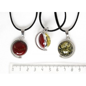 Кулон из яшмы красной и янтаря зеленого (переплавленного), круг 20мм, оправа "глобус", двусторонний