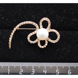 Брошь из жемчуга белого "цветок"