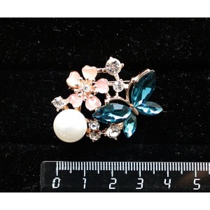 Брошь из жемчуга (иск.) со стразами "бабочка, цветок и жемчужина", цвет белый +розовый +изумрудный