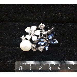 Брошь из жемчуга (иск.) со стразами "бабочка, цветок и жемчужина", цвет белый +синий