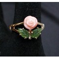Кольцо с кораллом и нефритом "1 резная роза выпуклая"