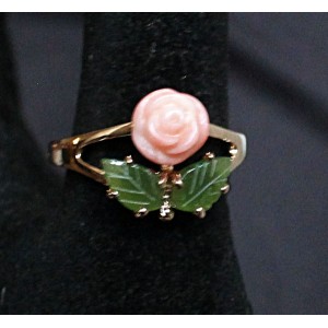 Кольцо с кораллом и нефритом "1 резная роза выпуклая"