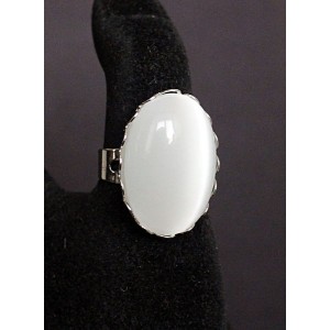 Кольцо из кошачьего глаза (синт.), овал 25х18мм, цвет белый, безразмерное