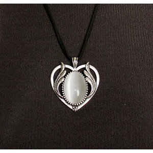 Кулон из кошачьего глаза (синт.), овал 25х18мм, оправа "сердце с крыльями", цвет белый