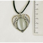 Кулон из кошачьего глаза (синт.), овал 25х18мм, оправа "сердце с крыльями", цвет белый