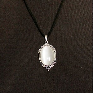 Кулон из кошачьего глаза (синт.), овал 25х18мм, оправа "медальон", цвет белый