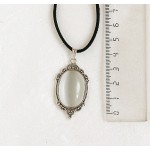 Кулон из кошачьего глаза (синт.), овал 25х18мм, оправа "медальон", цвет белый