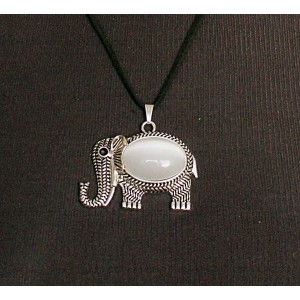 Кулон из кошачьего глаза (синт.) "слон", овал 25х18мм, цвет белый