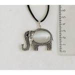 Кулон из кошачьего глаза (синт.) "слон", овал 25х18мм, цвет белый