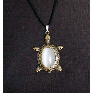 Кулон из кошачьего глаза (синт.) "черепаха", овал 25х18мм, цвет белый