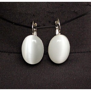 Серьги из кошачьего глаза (синт.), овал 25х18мм, цвет белый, замок петелька