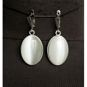 Серьги из кошачьего глаза (синт.), простой овал 25х18мм, цвет белый, швензы посеребрение