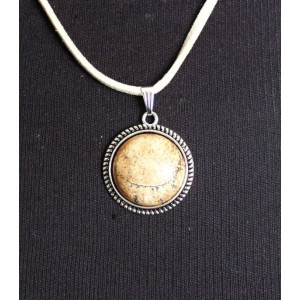 Кулон из яшмы песочной, оправа с насечками, круг 20мм