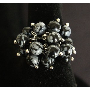 Кольцо с обсидианом снежным "гроздь" безразмерное