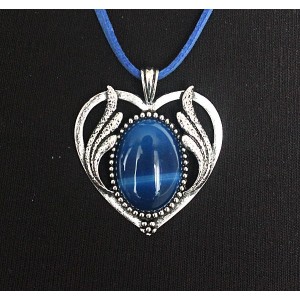 Кулон из агата синего (тонировка) "сердце с крыльями", овал 25х18мм