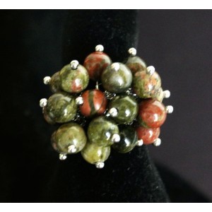 Кольцо с унакитом "гроздь" безразмерное