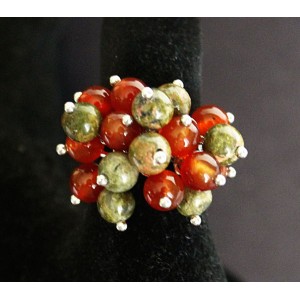 Кольцо с сердоликом и унакитом "гроздь" безразмерное