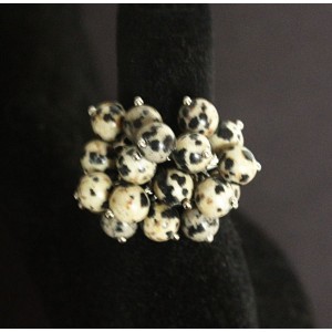 Кольцо с яшмой далматиновой "гроздь" безразмерное