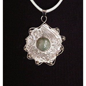 Кулон из берилла, круг 10мм, мельхиор с узором