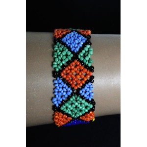 Браслет из бисера на резинке, узор из ромбов