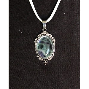 Кулон из флюорита, овал 25х18мм, оправа "медальон"