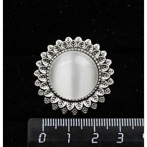 Брошь из кошачьего глаза (синт.), цвет белый, "подсолнух", круг 20мм