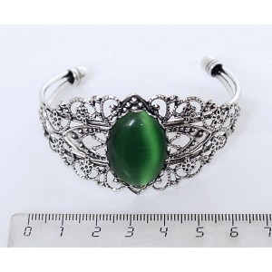 Браслет из кошачьего глаза (синт.), овал 25х18мм, цвет зеленый травяной, жесткая основа, цвет ант.серебро