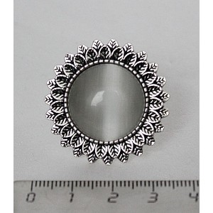 Кольцо с кошачьим глазом (синт.), цвет белый, круг 20мм, "подсолнух", безразмерное