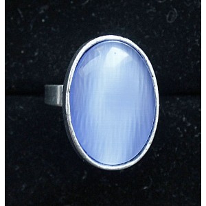 Кольцо с кошачьим глазом (синт.), овал 25х18мм, цвет синий лавандовый, безразмерное (литая оправа)