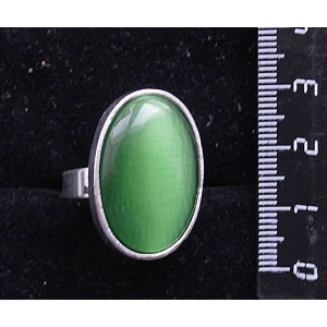 Кольцо с кошачьим глазом (синт.), овал 25х18мм, цвет зеленый травяной, безразмерное (литая оправа)