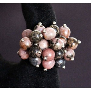 Кольцо c родонитом "гроздь" безразмерное